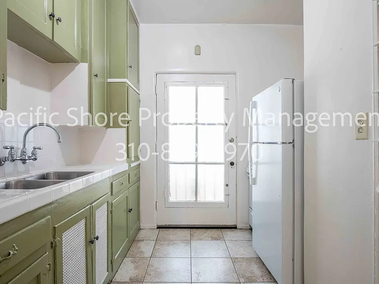 559 Alexandria Apartments — Photo 10