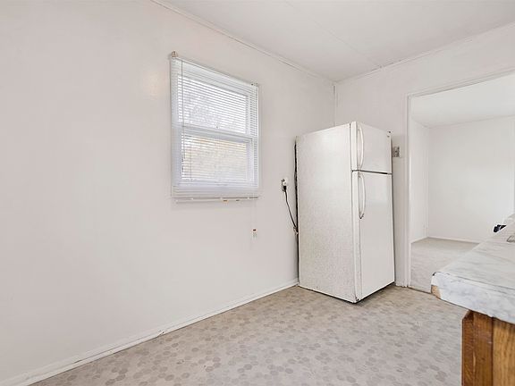 5th image of 707 Miriam St