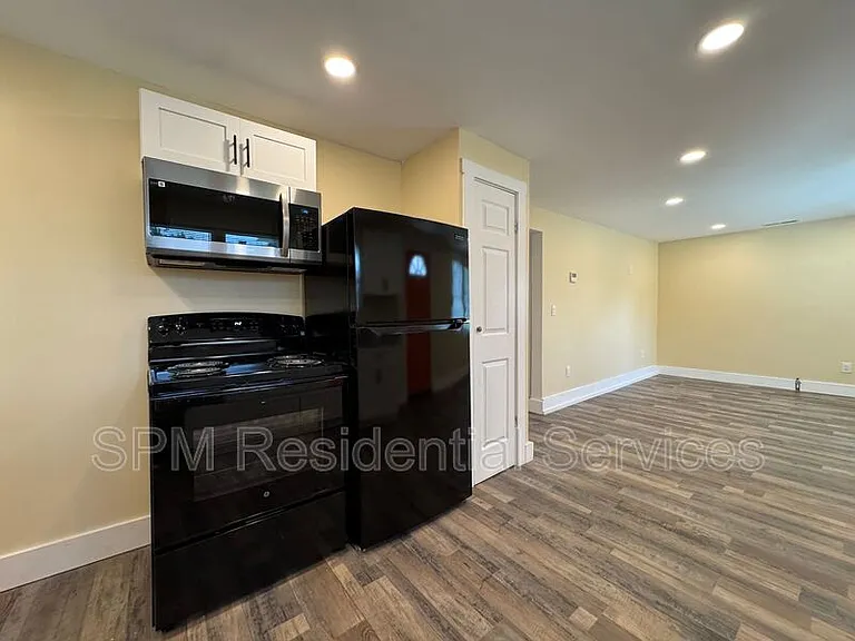 565 Manly Ave #B — Photo 7