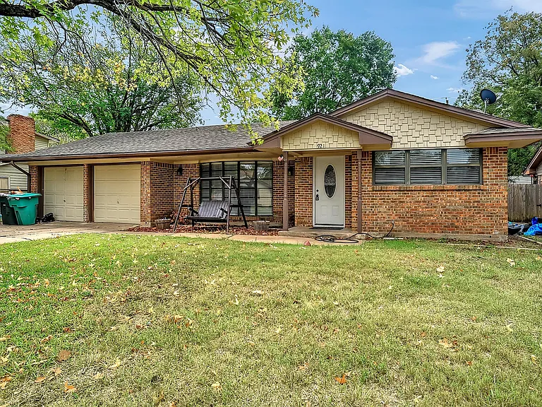 921 Holiday Dr — Photo 2