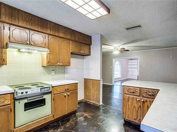 4th image of 914 S Valentine Dr