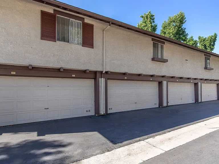 Country Hills Apartment Homes — Photo 12
