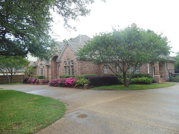 3rd image of 2401 Danbury Dr