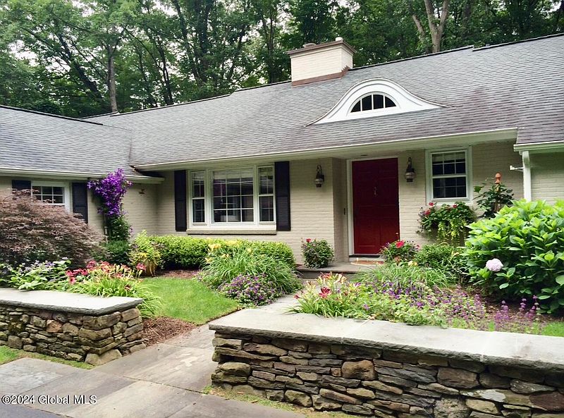4th image of 31 Colonial Green