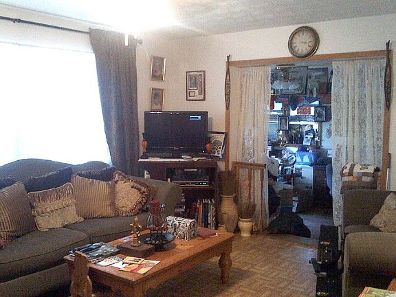 lrg lvgrm w/famrm&laundry rm