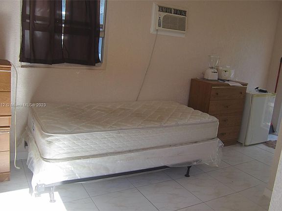 2nd image of 2447 Scott St #1
