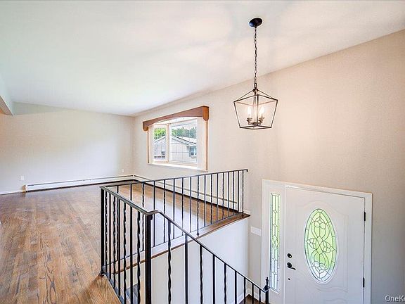 3rd image of 2 Blue Hills Court