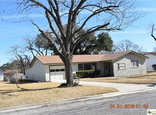 211 N Moss St, Seguin, TX 78155