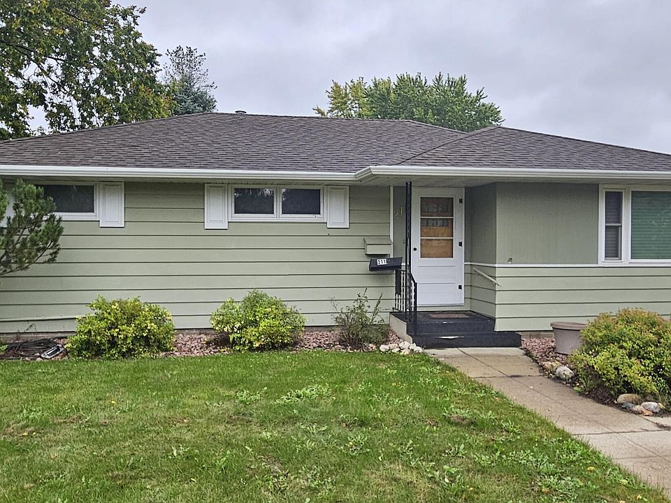 1st image of 211 10th Ave NE