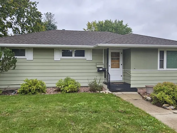 211 10th Ave NE, Watertown, SD 57201