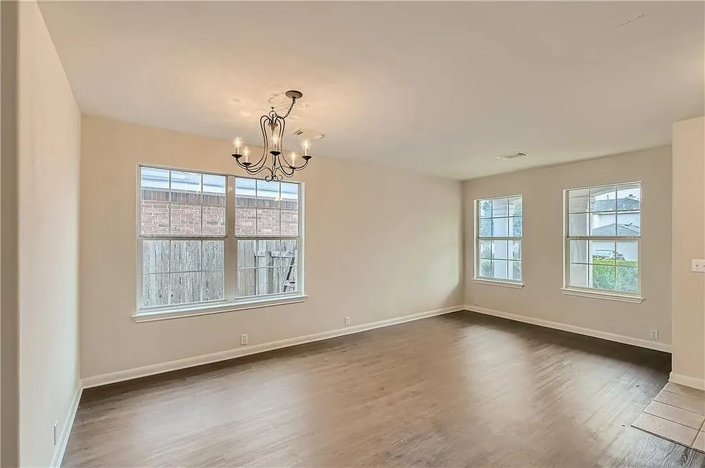 3 bed, 2.5 bath, 2411 sqft, $2,250 — Photo 4