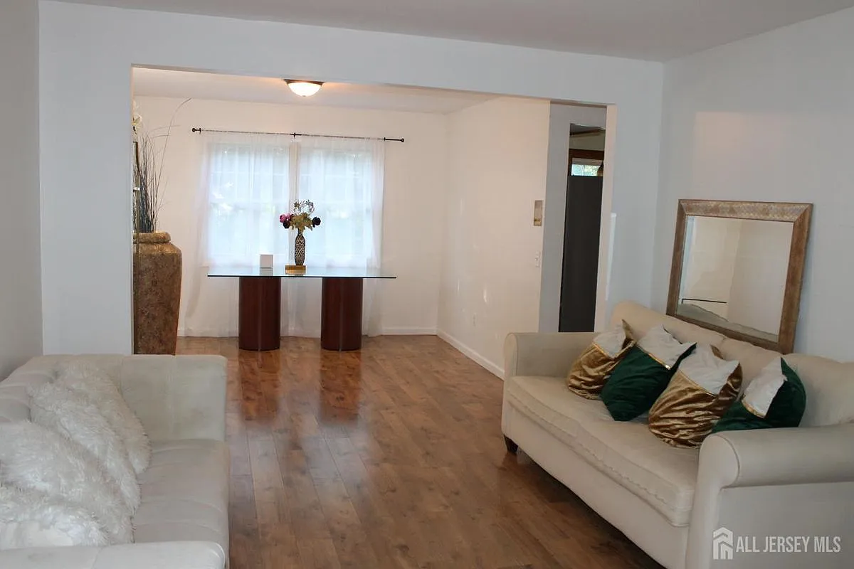 4 bed, 3.0 bath, 1936 sqft, $4,250 — Photo 3