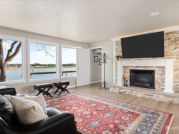 5th image of 206 N Crestview Drive
