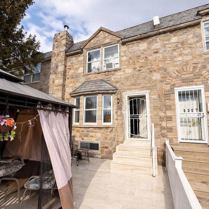 1st image of 1305 Robbins St