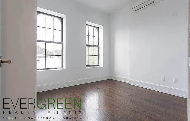 Bedroom, photo 1