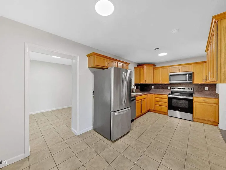 528 Parrish Ln — Photo 16