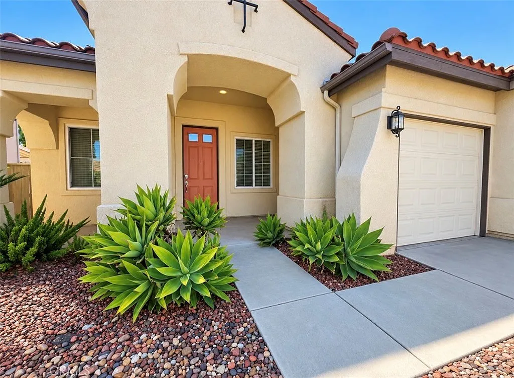 4 bed, 2201 sqft, $3,300 — Photo 2
