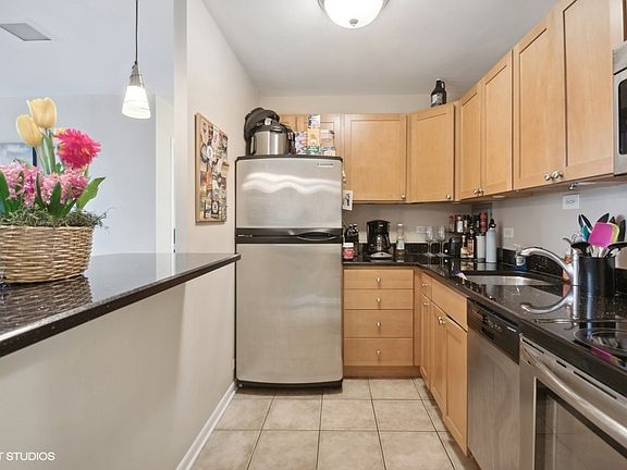 4th image of 555 W Cornelia Ave APT 505