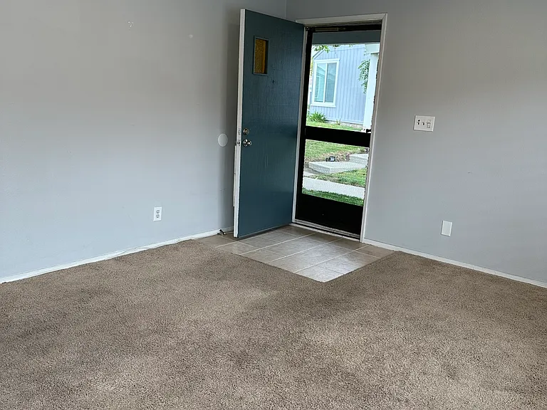 1075 Springs Ln — Photo 24