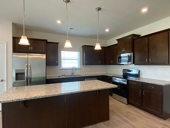 4th image of 400 Sycamore Dr
