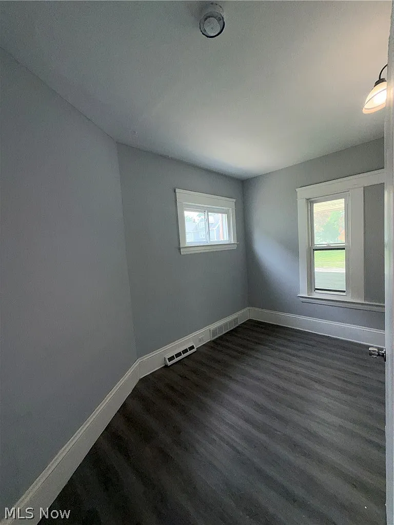 3 bed, 1.0 bath, $1,000 — Photo 3