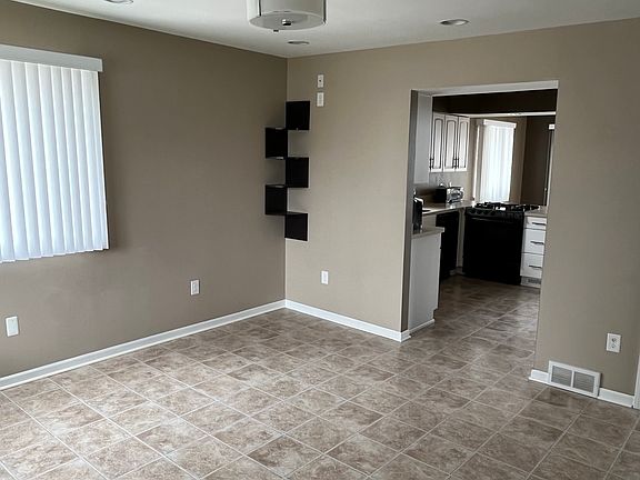 4th image of 32068 Riverdale St