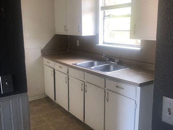 3rd image of 4402 Westwood Park Dr