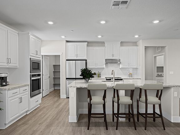 The kitchen has the all space you need for food prep.