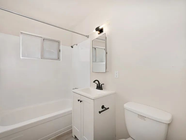 The Camellia on Buck | Bathroom