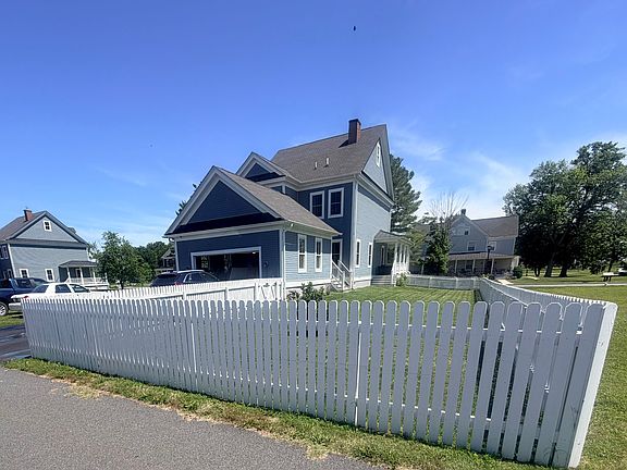 3rd image of 1309 Officers Row