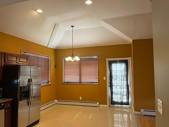 3rd image of 392 Davis Ave
