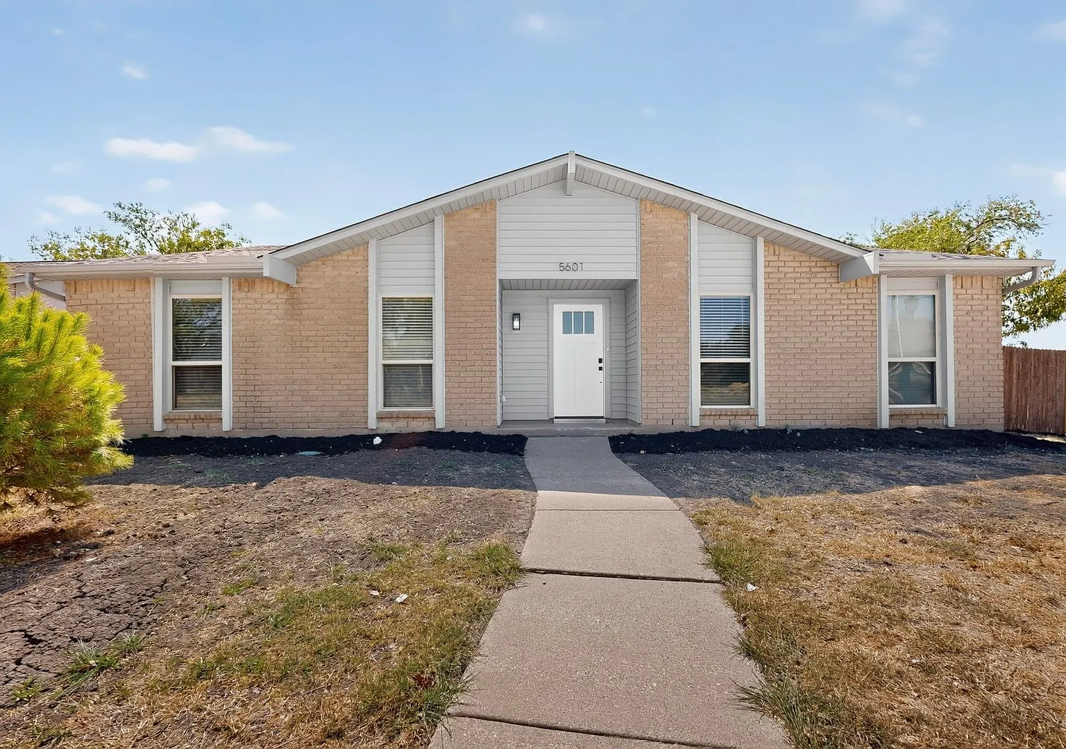 3 bed, 2.0 bath, 1711 sqft, $2,300 — Photo 3