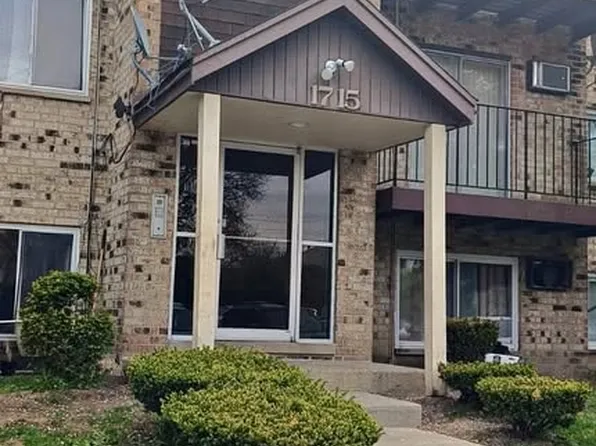 1715 W Chariot Ct #1A, Mount Prospect, IL 60056