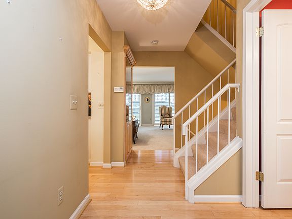4th image of 902 Williamsburg Ct #1