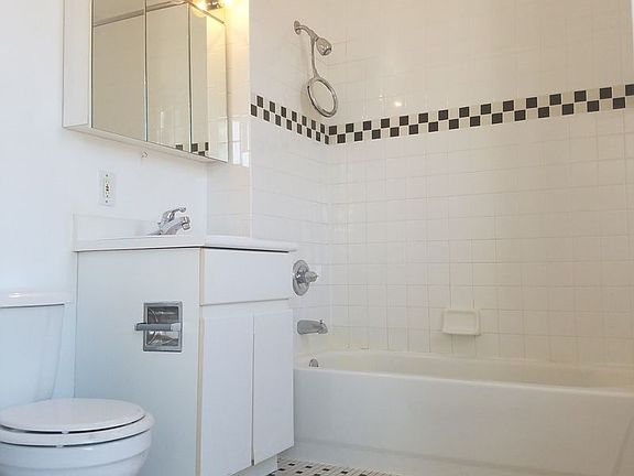 5th image of 225 E 6th St APT 7E