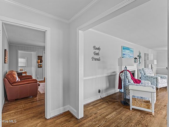 4th image of 407 Carmen Avenue