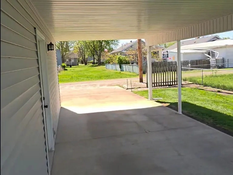 924 Clinton Ave — Photo 10