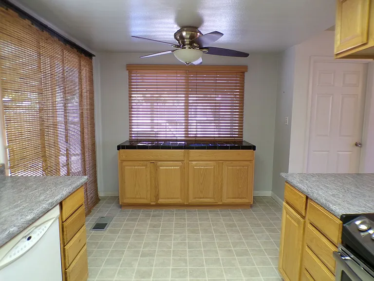 1600 Fairington Ln — Photo 4