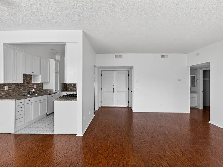 Woodman Ave Apartments — Photo 74