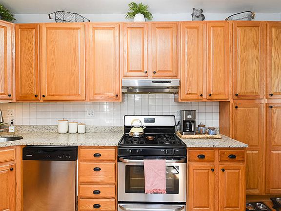 3rd image of 3161 N Pine Grove Ave APT 1