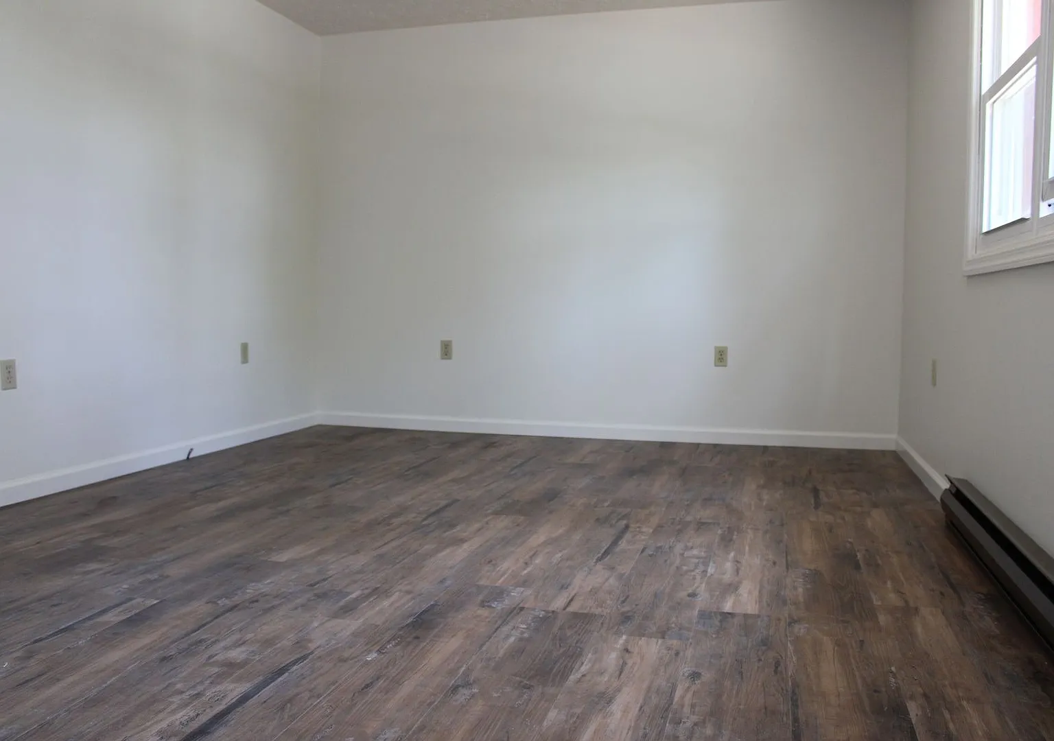 Spacious Two Bedroom Apartment — Photo 2