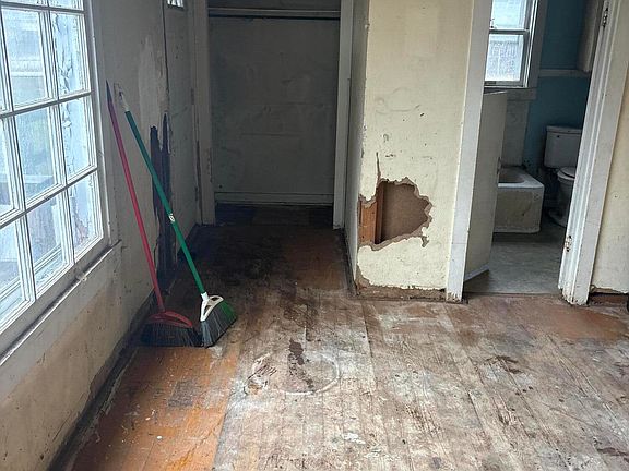 4th image of 2928 Woodrow Ave