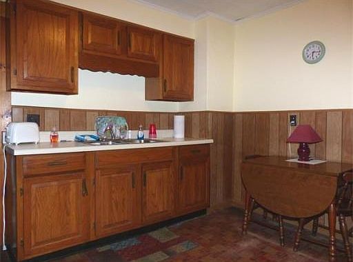 3rd image of 35 Carpenter St