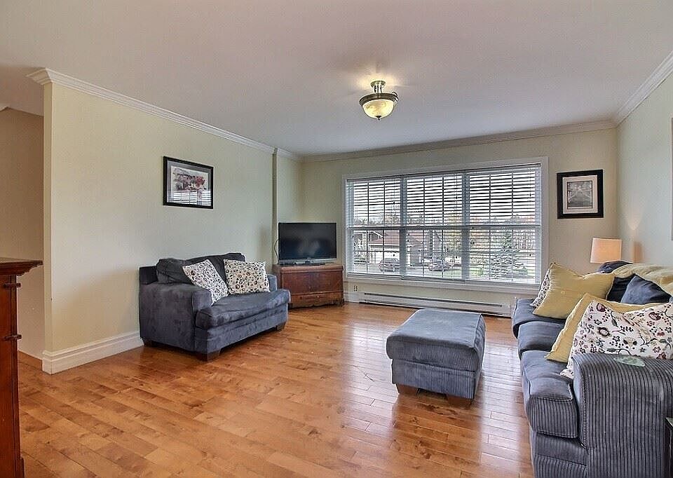 2nd image of 90 Edgehill Dr