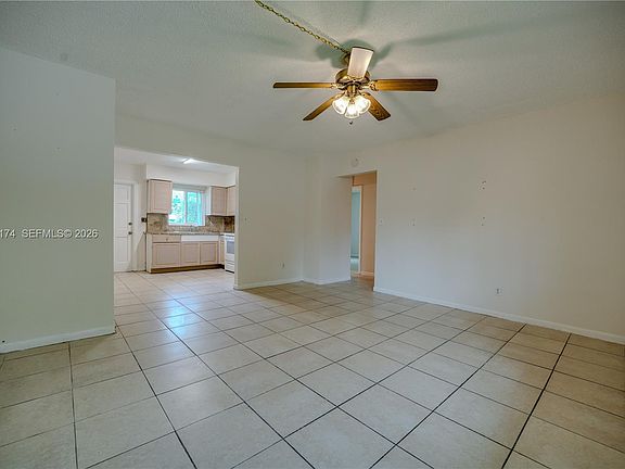 4th image of 715 N 58th Ave #1