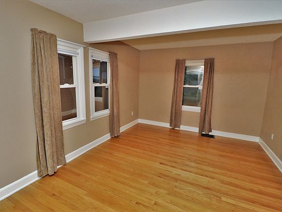 2nd image of 318 Oak Knolls Ave