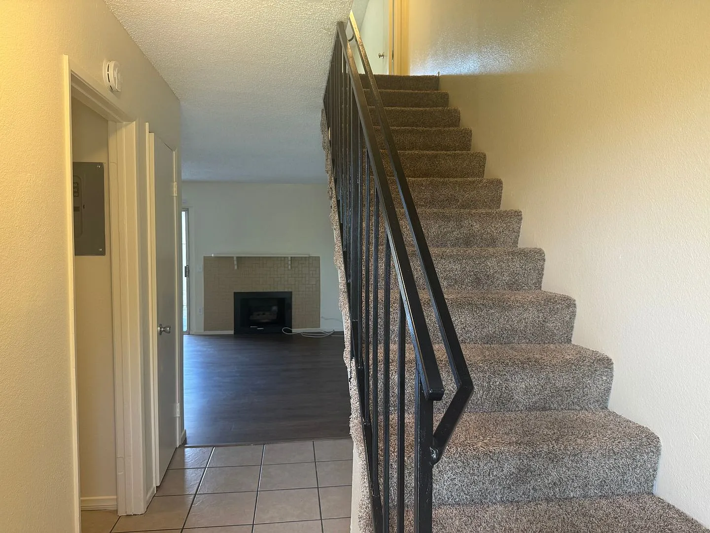 3 bedroom 2 bathroom Condo in Riverside — Photo 1