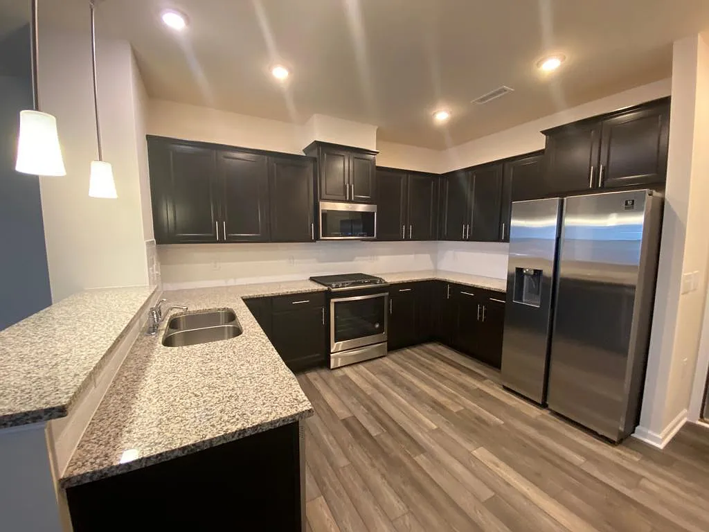 3 bed, 2.5 bath, 1735 sqft, $1,970 — Photo 3