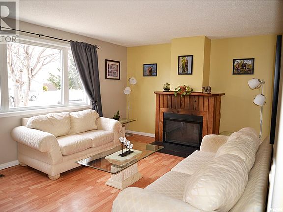 2nd image of 609 Lisgar Ave