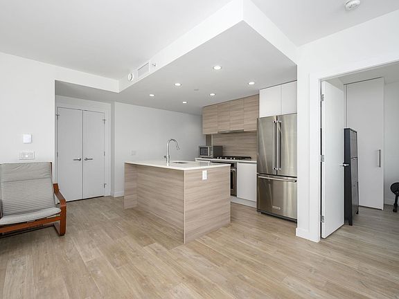 5th image of 525 Foster Ave #407